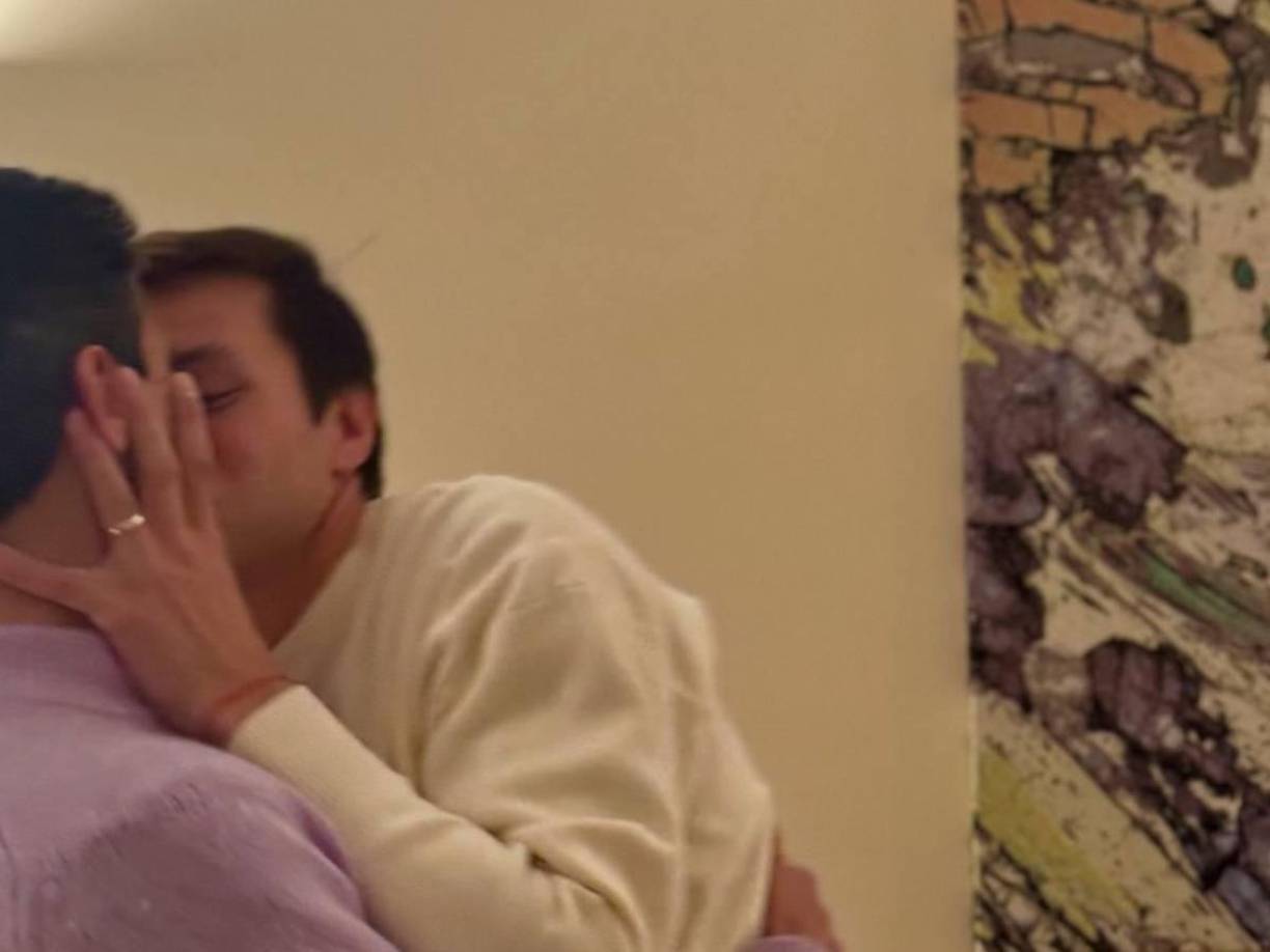 “Pronto a ser marido y marido”, escribió el integrante de Los Leones en su cuenta de Instagram, junto a un emoji de un anillo. La publicación incluyó tres fotos de besos y abrazos con su pareja.