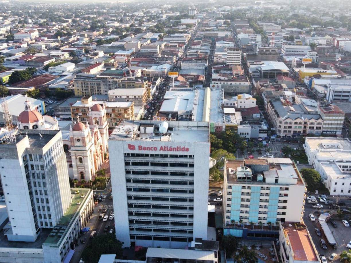 Una gráfica aérea del centro de San Pedro Sula en la primera calle, tercera avenida por la catedral.