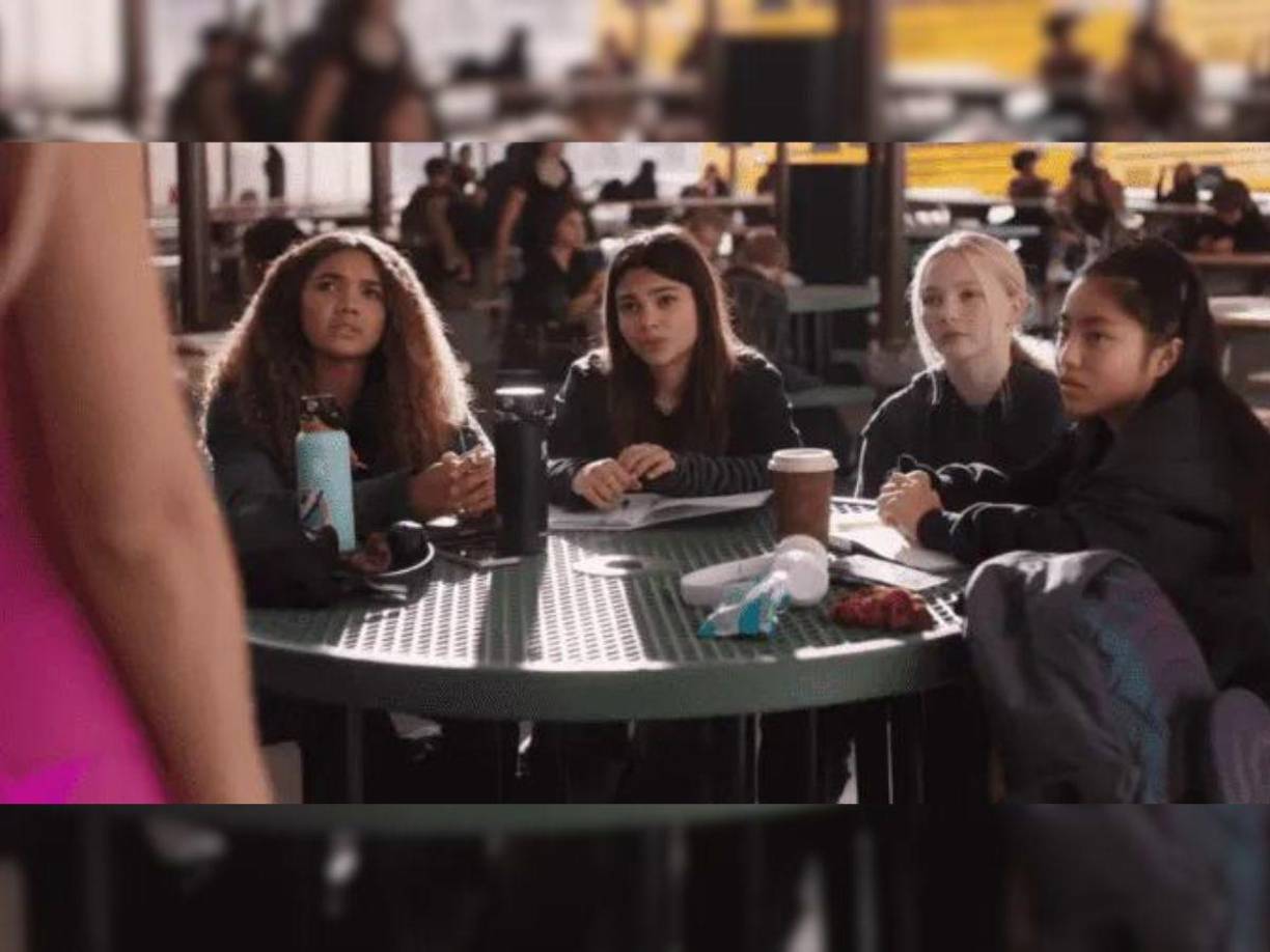 En una de las escenas del trailer, un grupo de cuatro chicas se mofan de Barbie y por sus características físicas, los fans las asocian a las Bratz. Las cuatro tiene el mismo color de piel y cabello que las Bratz originales: Cloe, Jade, Sasha y Yasmin y la frase con la que la insultan: “no jugamos con una Barbie desde que tenemos 5 años”, podría ser una referencia a que las Bratz fueron creadas para pre adolescentes, y no para niñas pequeñas.