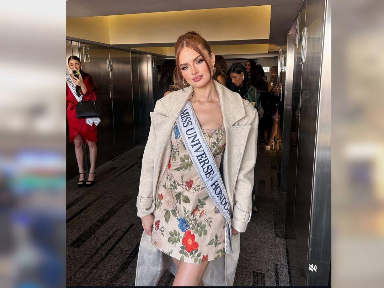 Posteriormente, apareció con un vestido corto y estampado con flores, con el que muestra lo esbeltas que son sus piernas, acompañado con abrigo en color piel. 