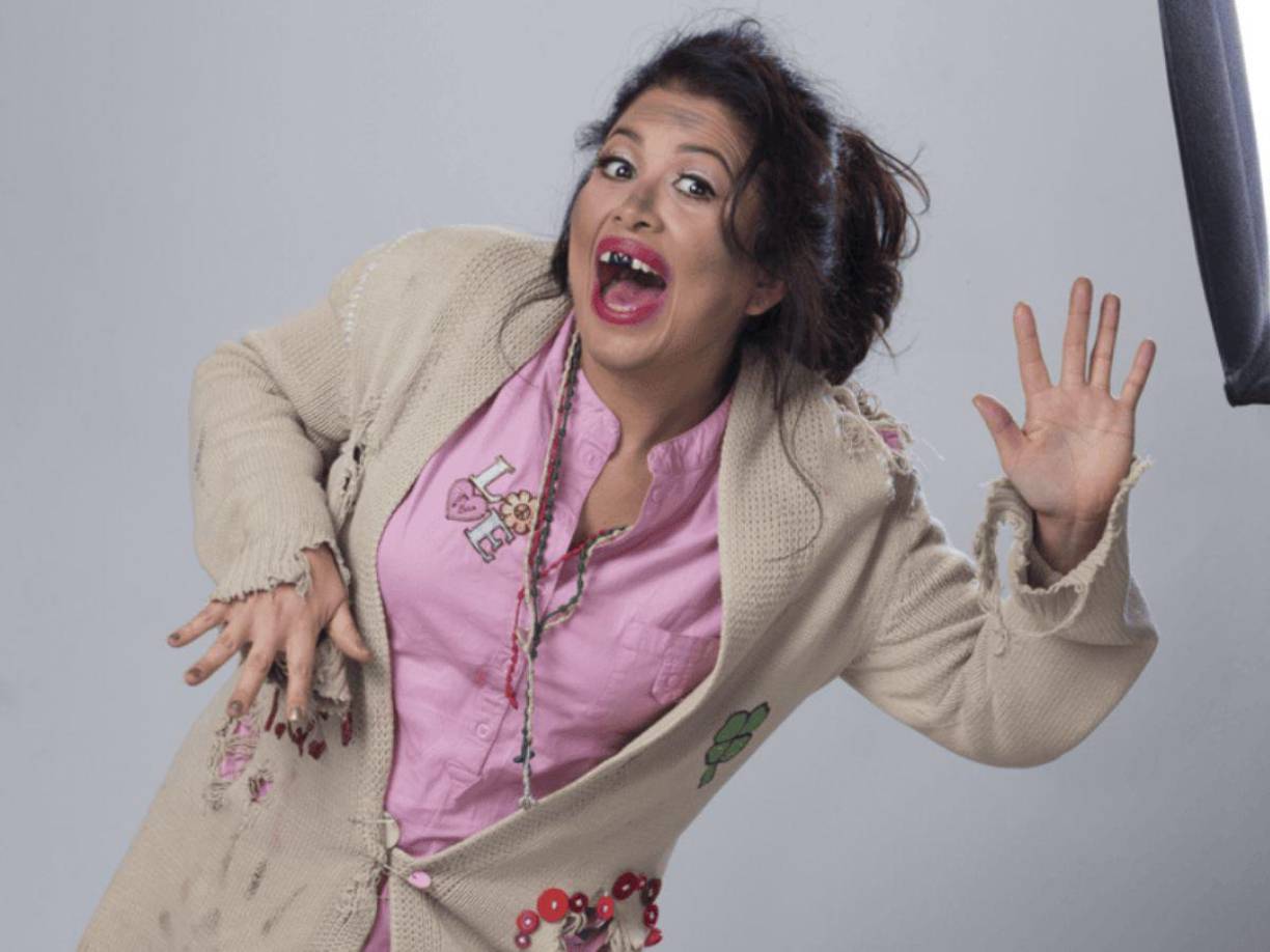 “Padezco caída de cabello por las quimios, pero lo contrarresto con ácido fólico y con otro medicamento. Ahora mi personaje utiliza peluca. Antes usaba mi cabello natural”, comentó la comediante.