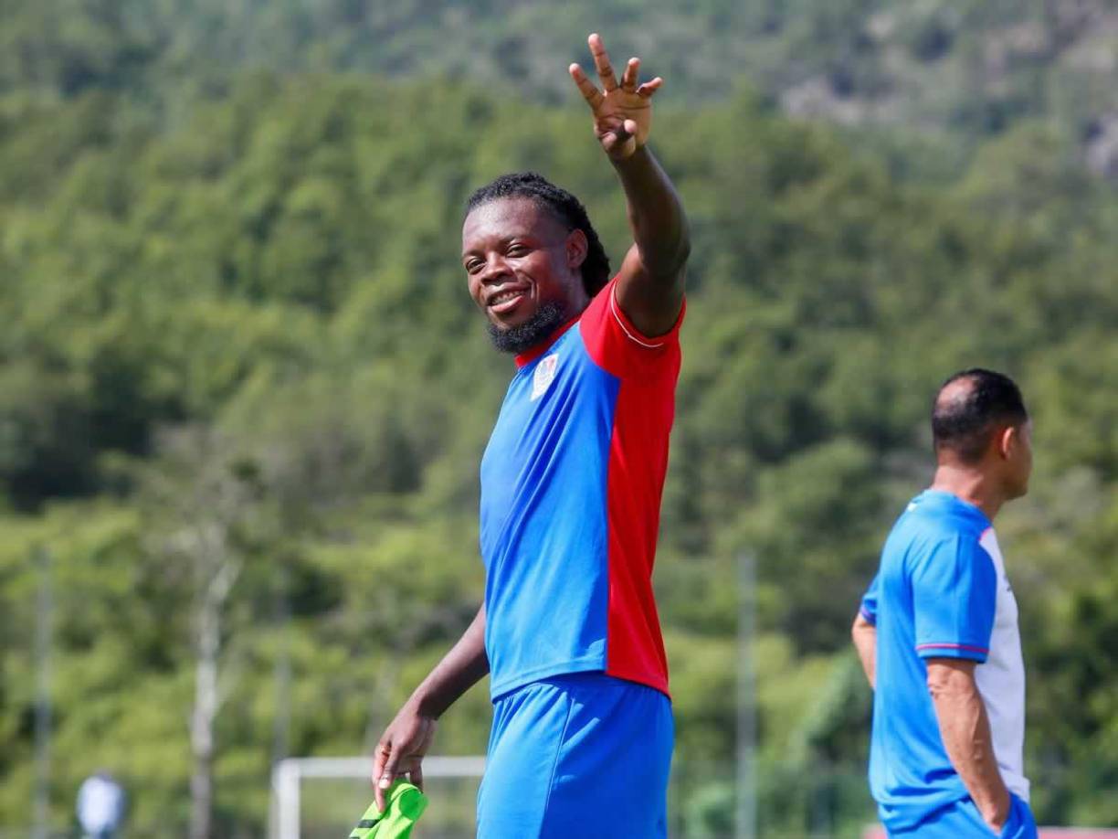 José García - El defensa hondureño no se mueve del Olimpia, la directiva confía en su talento en la zona baja y lo defendieron por el autogol en la final ante Motagua.