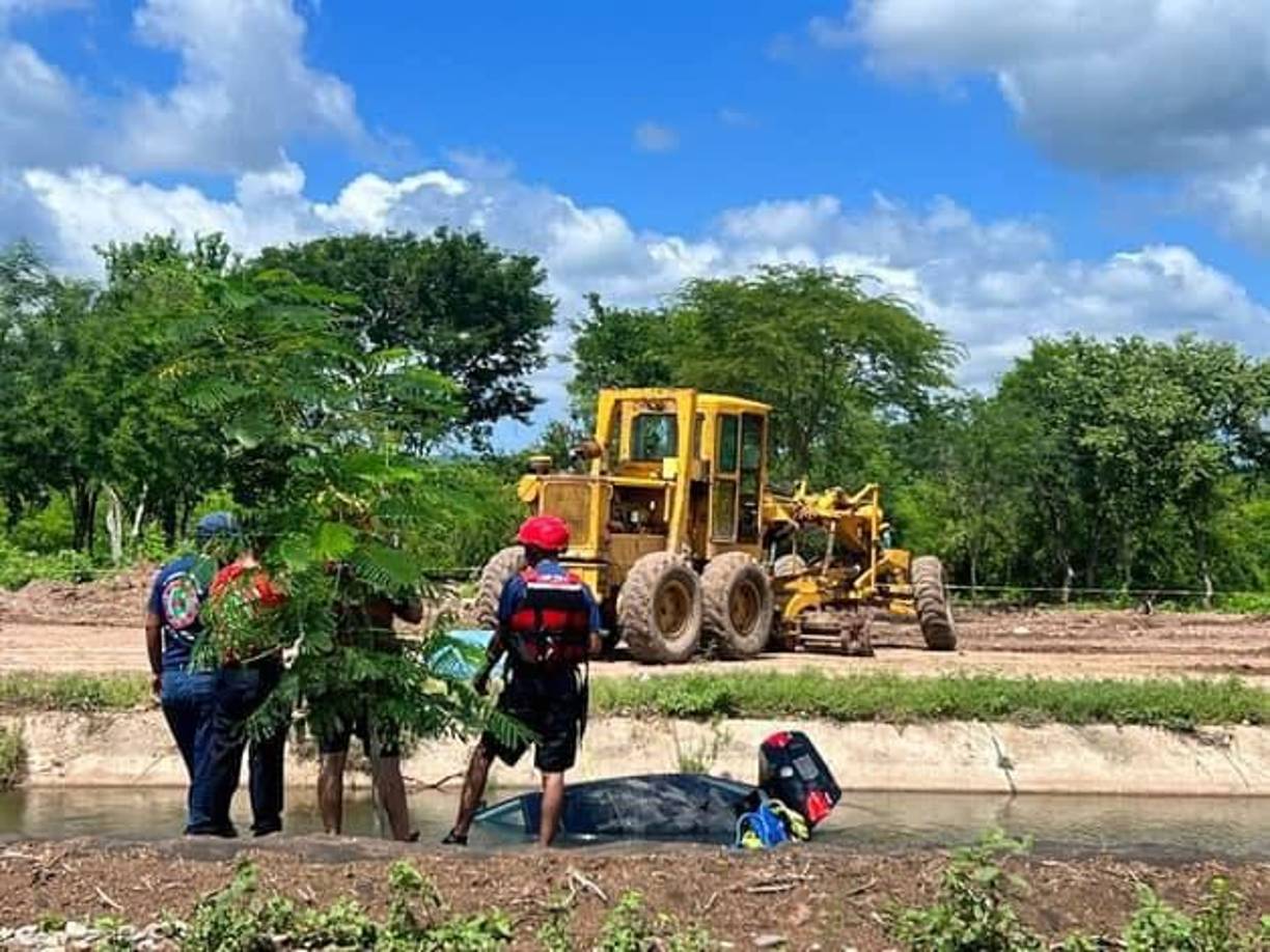 Cuando los paramédicos la sacaron del carro intentaron reanimarla, pero ya había muerto. 