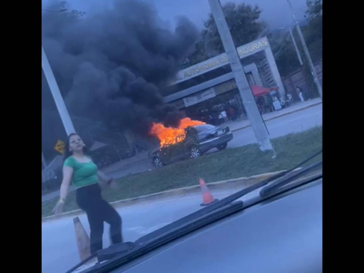 ”Yo estaba tomando fotos y los bomberos me dijeron que si era el dueño y les contesté que no”, relató un testigo.
