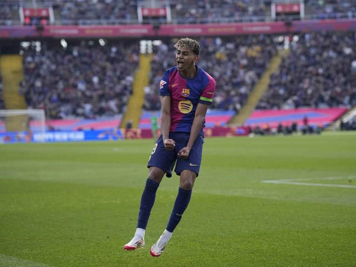 Y el gol llegó. Lamine Yamal tomó de volea un balón, pero se fue desviado y Lewandowski no perdonó en el fondo.