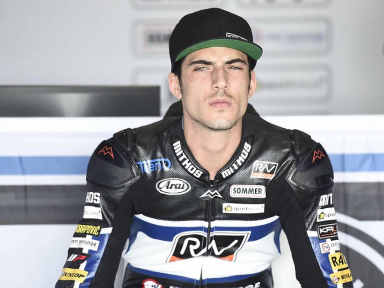 Él es Axel Pons, expiloto que ahora luce totalmente diferente. 