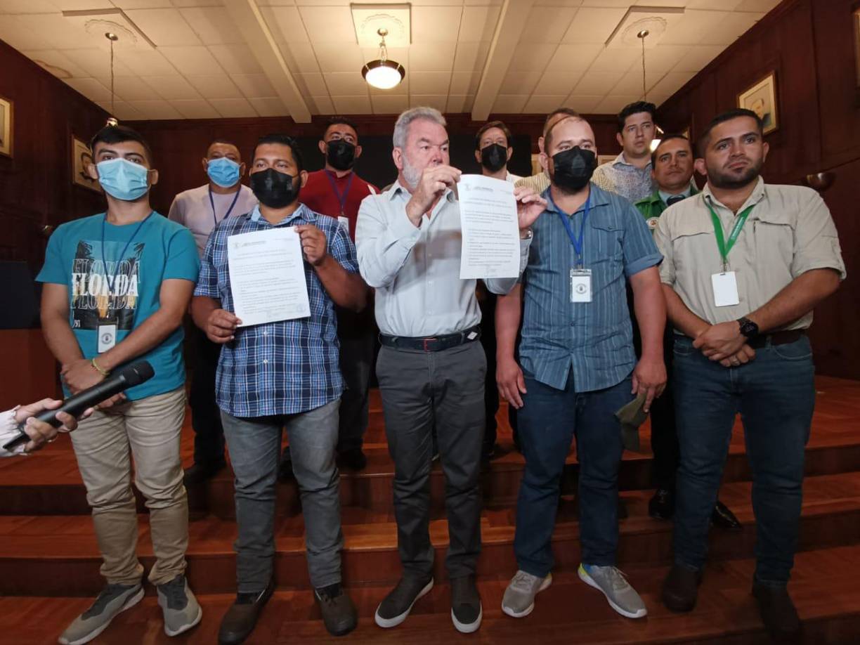 Los trabajadores deberán usar bombas de presión e hidrolavadoras para el ahorro de agua y se seguirán aplicando medidas de colocación de piedras para garantizar el no crecimiento de esta actividad.