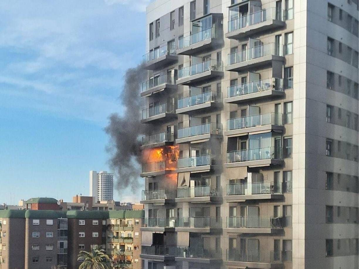 Según los testigos, empezó a las 15:20 horas, en el bloque de 138 viviendas y enseguida contactaron con los bomberos. 
