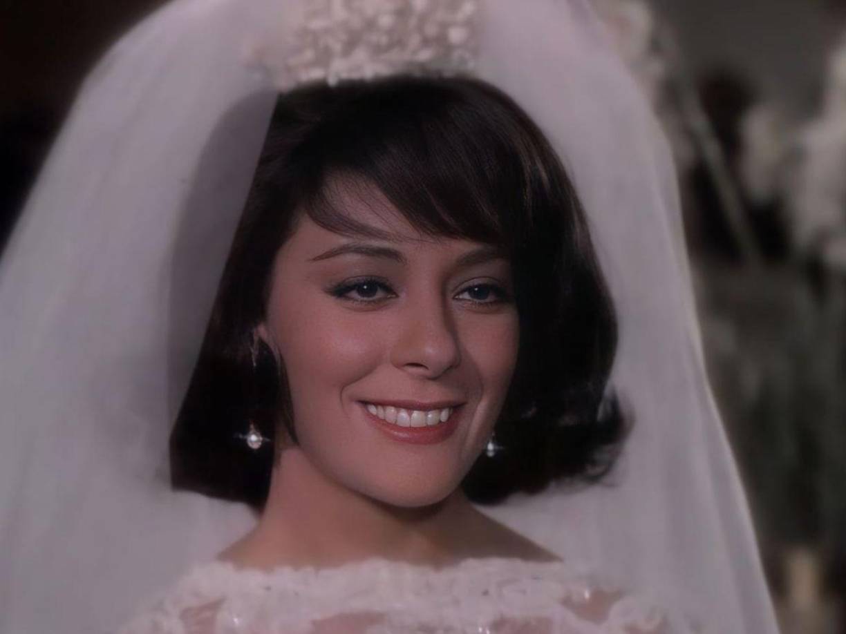 El glamour de la década de 1950 y 1960 se reflejaba perfectamente en su estilo: vestidos con cortes clásicos, peinados sofisticados y un maquillaje impecable que resaltaba sus facciones delicadas.