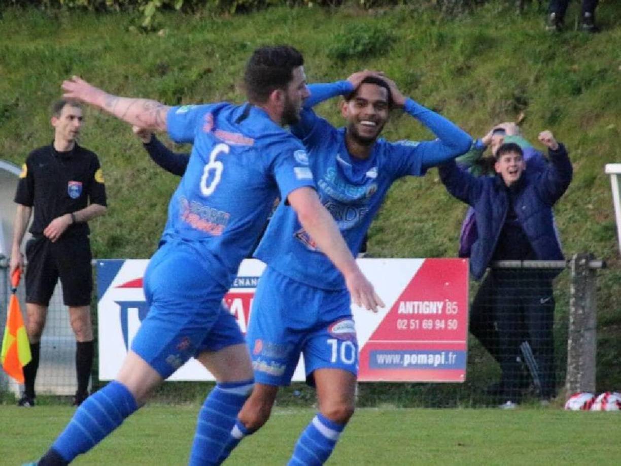 Posteriormente, los servicios médicos ingresaron a la cancha para reanimarlo, pero Alexis Lescaille no respondió y fue declarado muerto poco después.
