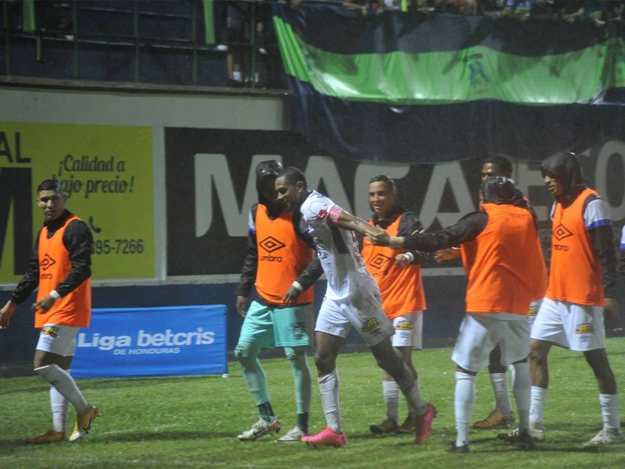 Bengtson celebrando con sus compañeros el golazo que le terminó dando la victoria al Olimpia ante Olancho FC.