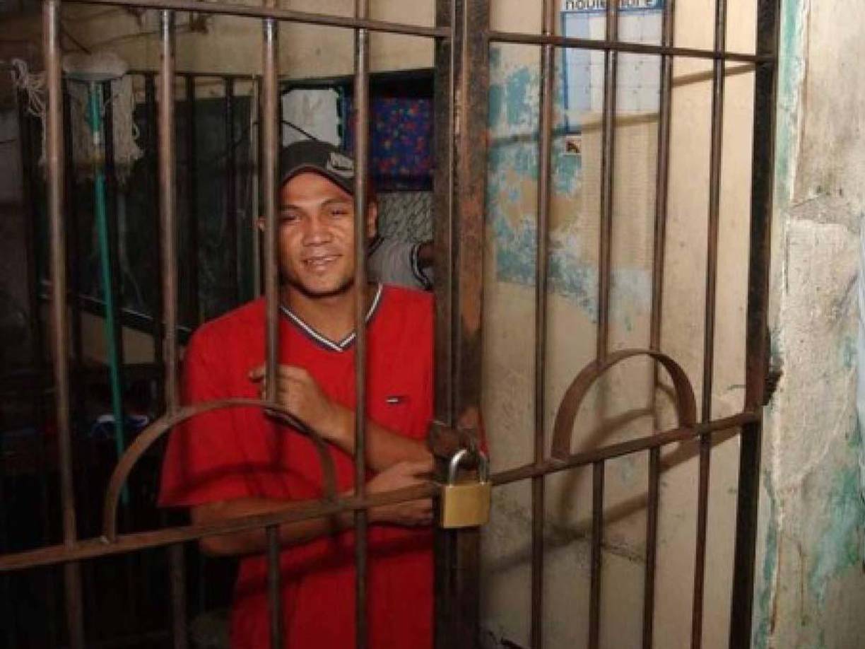 Alex Andino: El ex jugador del Platense y Real España fue acusado por el delito de violación, estuvo en el Centro Penal y posteriorimente fue declarado inocente en 2007 y retornó a su carrera como jugador.