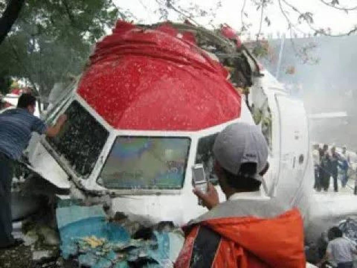 El avión se salió de la pista y al caer sobre la carretera aplastó varios automóviles que transitaban por el sector.