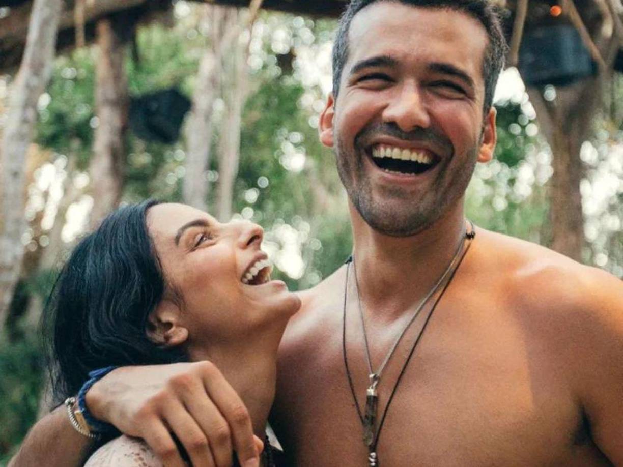 Aislinn Derbez y Jonathan Kubben: Tras su divorcio con Mauricio Ochmann, la hija de Eugenio Derbez inició una relación a finales del 2021 con el creador de contenidos Jonathan Kubben, sin embargo, el amor solamente duró unos meses y hace unas semanas Aislinn anunció que de nueva cuenta se encontraba soltera.