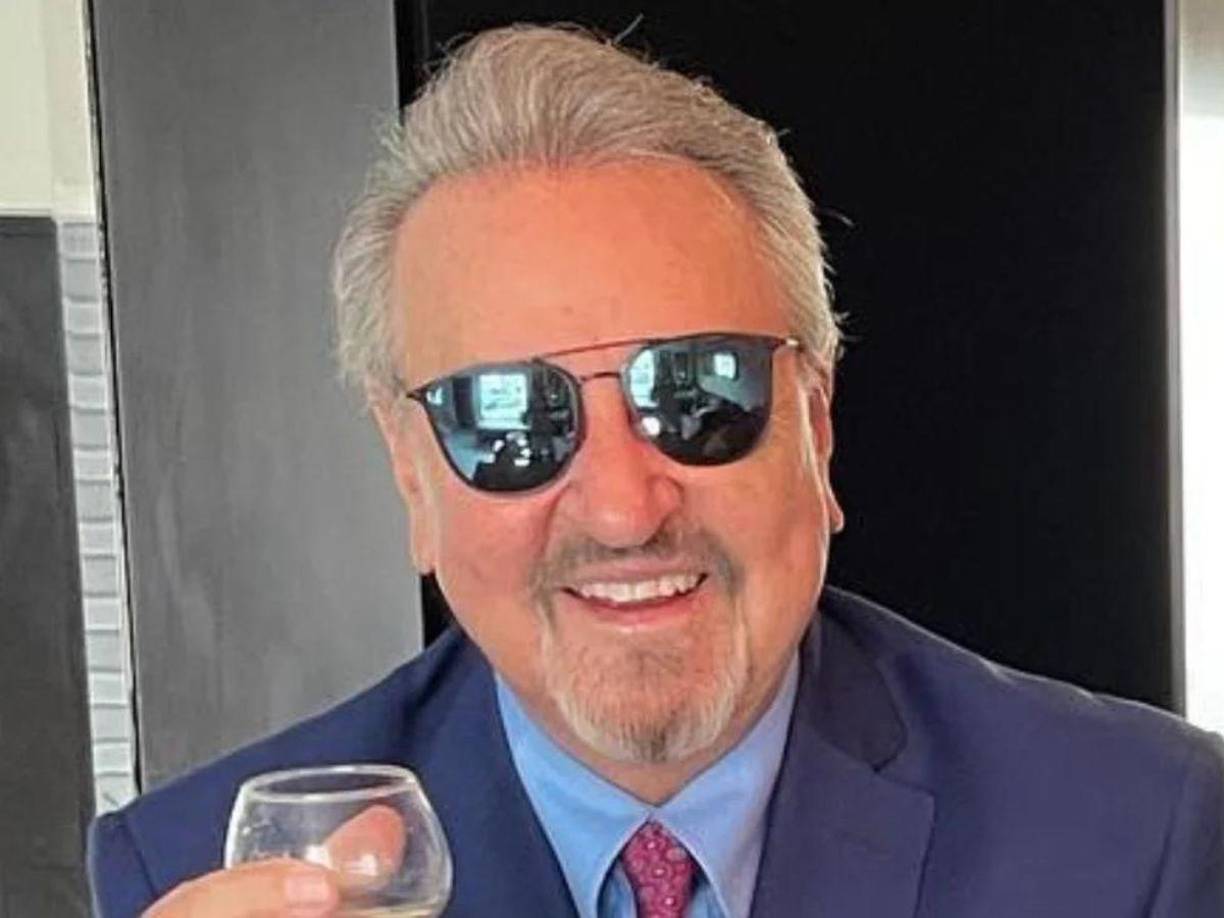 “Le pedí ayuda a ‘Chespirito’ porque yo con esa relación ya no podía. No debería decirlo por caballero, pero pasó así. Termino con ella y hace un escándalo tremendo”, dijo.