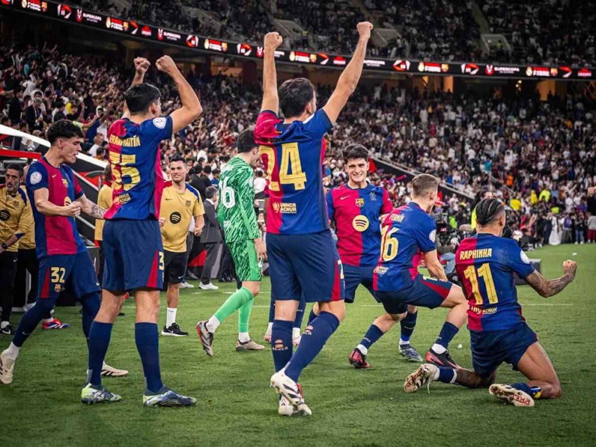 Los jugadores del Barcelona celebrando tras el pitazo final del partido de la Supercopa de España.