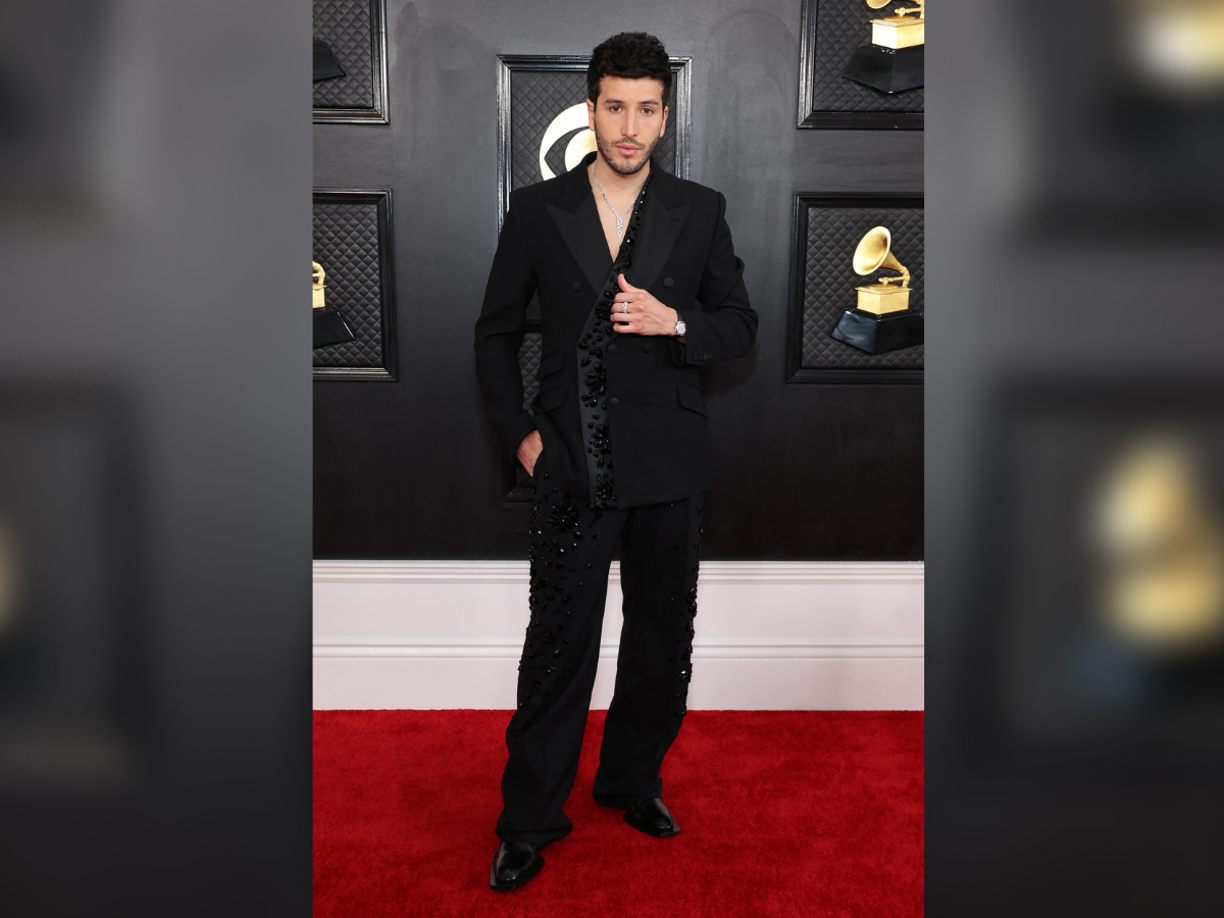 Sebastián Yatra<b> </b>se lució con un look moderno de saco sin camisa con detalles en diamantes.