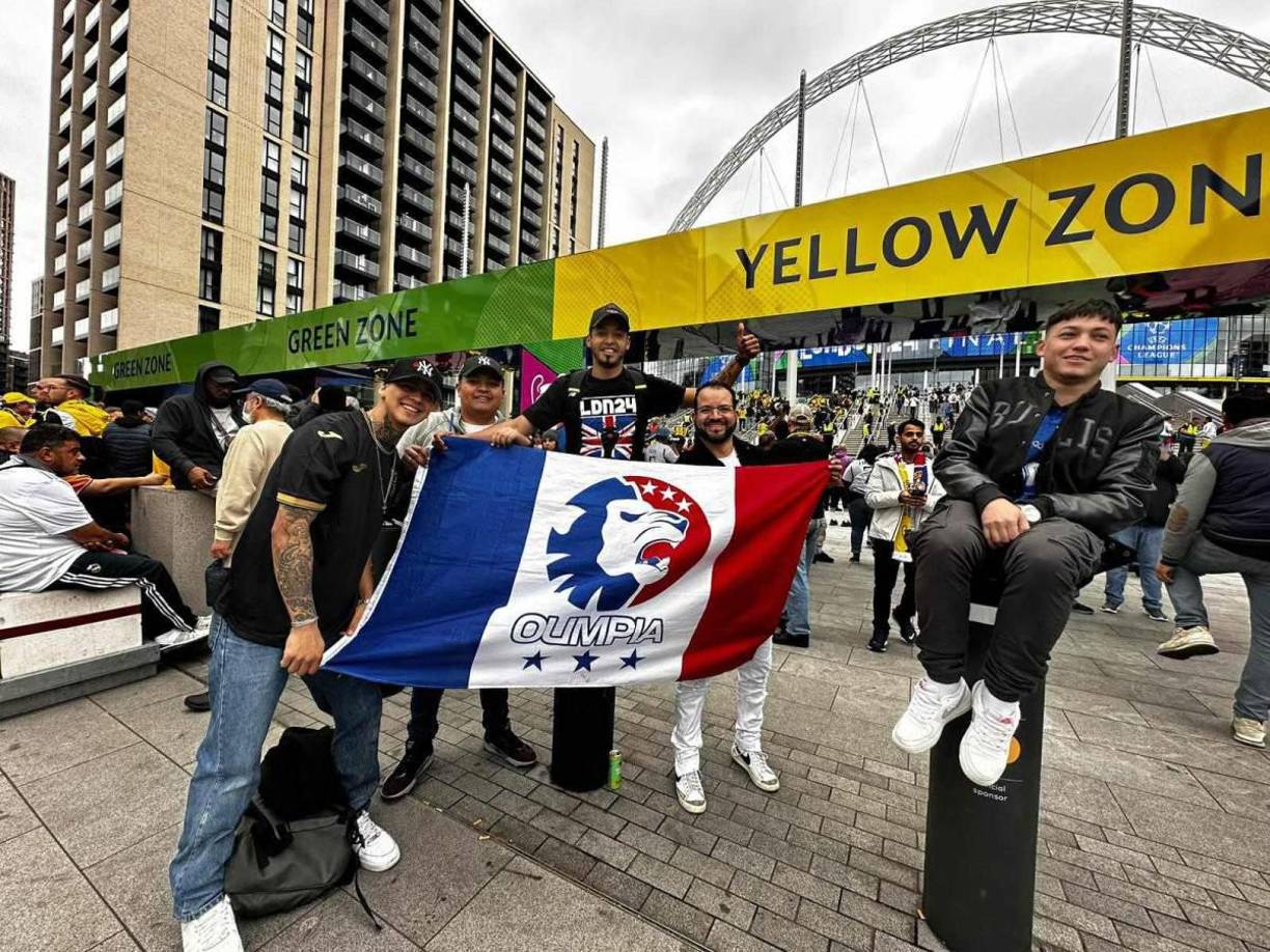 Adrien Maradiaga con la bandera del Olimpia en Londres. El ‘León’ siempre aparece en los eventos más importantes.