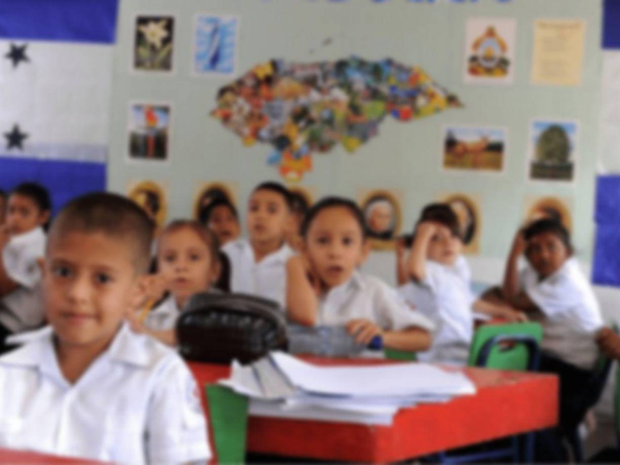 Ya estando en la plataforma, como segundo paso, deberá detallar si la denuncia va dirigida contra un docente de un <b>centro educativo público, privado o empleado administrativo</b>.