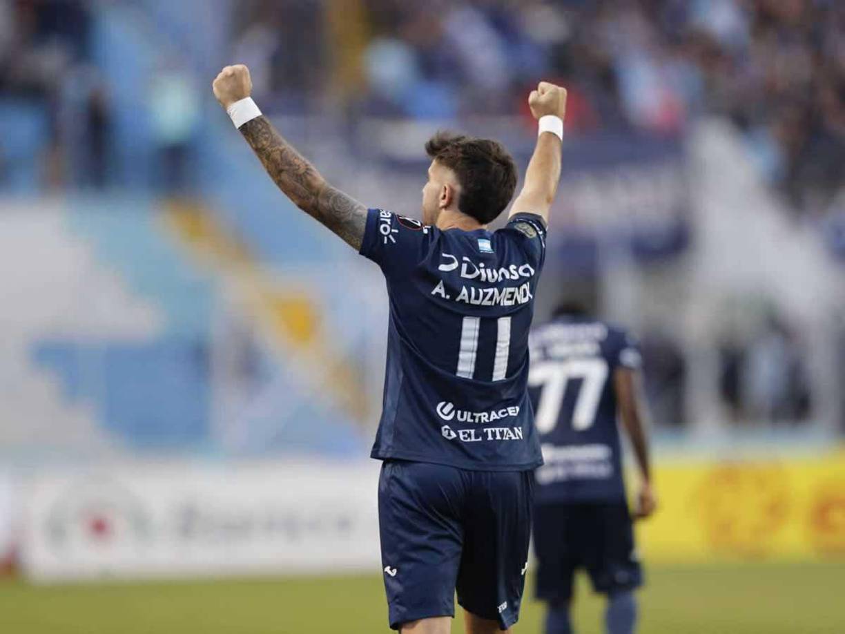 El delantero argentino le dedicó el gol a su novia Cecilia García, quien estaba en las graderías viéndolo jugar.