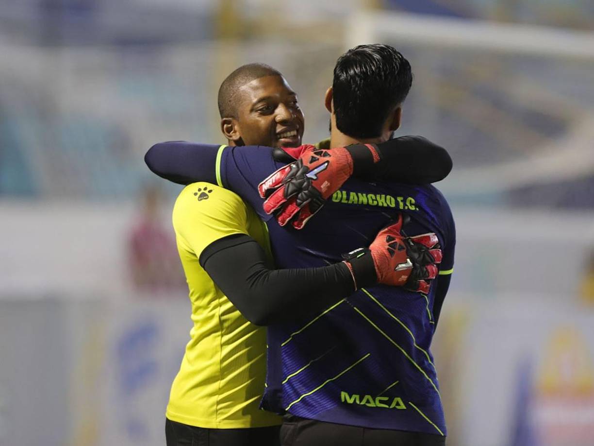 Luis ‘Buba‘ López saludando a Roberto López, portero del Olancho FC y excompañero en el Real España.