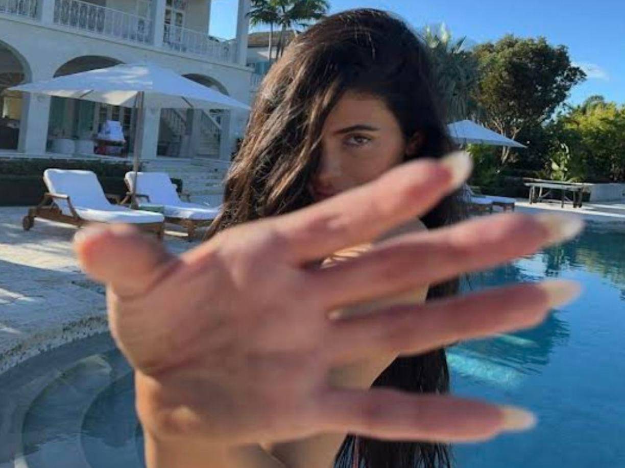 ‘<i>Happyyyy place</i>,’ ella subtitulado su carrusel de fotos, que comenzó con una foto de ella dando a la cámara una mirada ardiente.