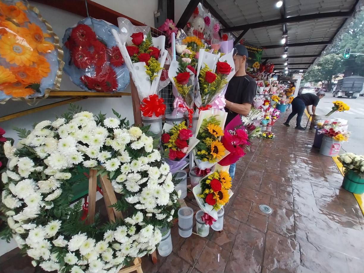 También se fabrican coronas y hay opciones de flores artificiales para aquellos que prefieren un arreglo que perdure en el tiempo.
