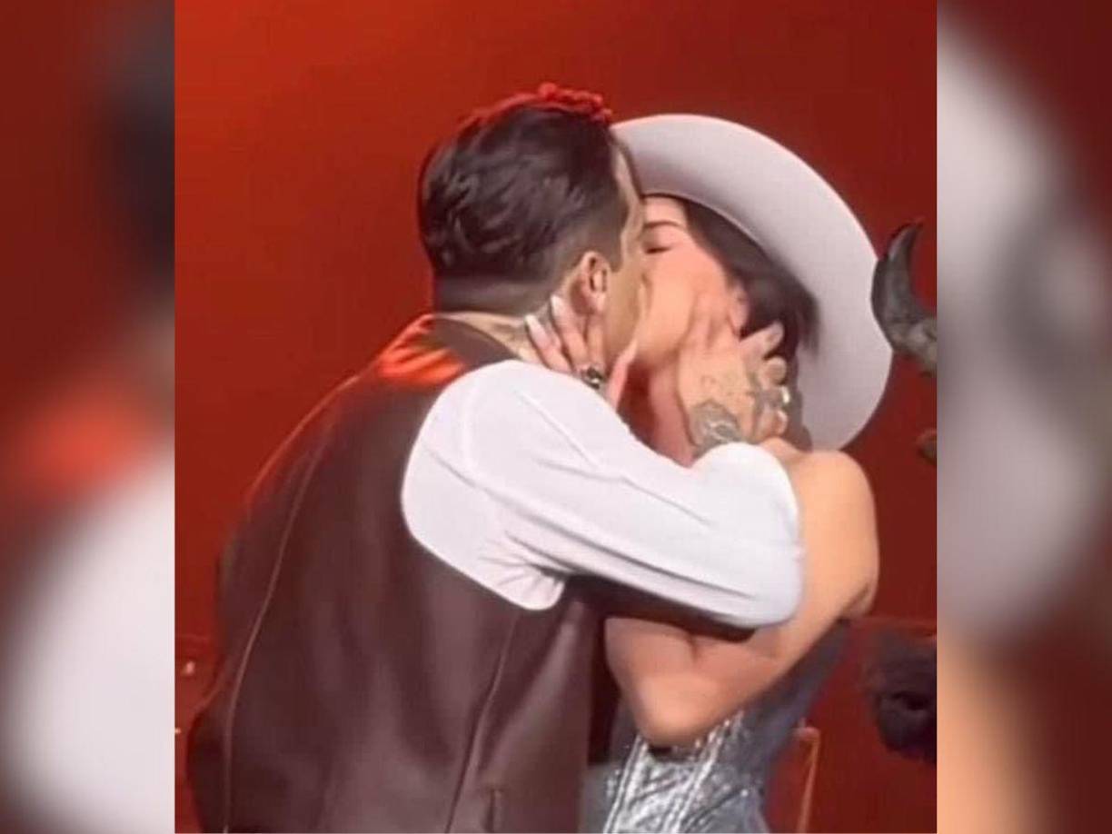 El día de ayer, Christian Nodal y Ángela Aguilar se dieron su primera muestra de cariño en público ante miles de personas en el Auditorio Nacional. Con este gesto sellaron su amor y demostraron que no les importan las críticas y comentarios que han recibido tras anunciar su noviazgo.
