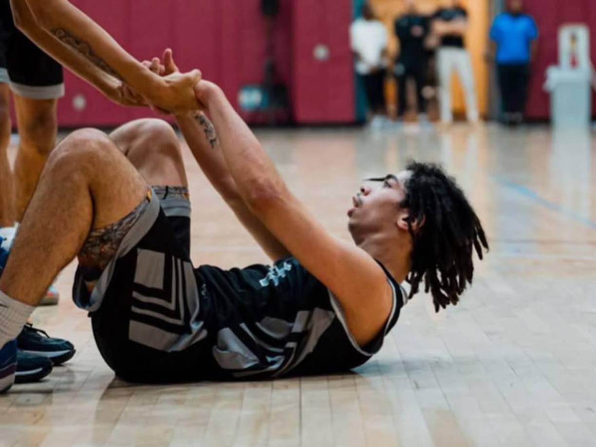 El Departamento de Policía de Filadelfia informó que el tiroteo, “con docenas de disparos”, en el que Scurry fue asesinado ocurrió cuando la joven promesa se dirigía al ‘high school’ de Samuel Fels acompañado por su madre.