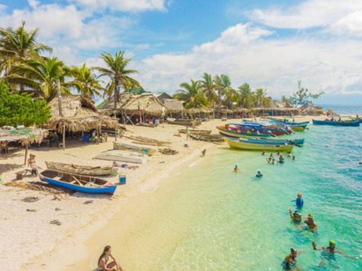 Los cayos cuentan con una flora y fauna más emparentada con tierra firme que con las islas de la bahía. Están rodeados de playas arenosas, óptimas para el anidamiento de la tortuga marina de Carey. 