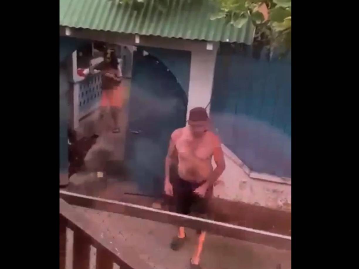Un video replicado por muchos vecinos de Utila, muestra al supuesto agresor de Luis Fernando Nájera Bardales golpeando a su pareja en la casa donde residen. Según la madre del fallecido, es la misma casa donde fue brutalmente golpeado su hijo.
