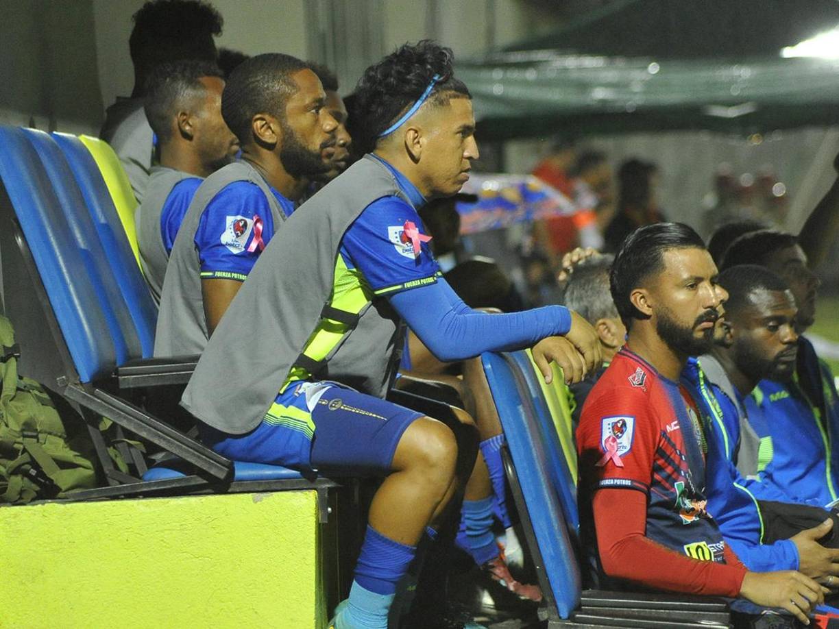 ”Cachita” Gómez ha sido relegado al banquillo de suplentes en el Olancho FC y ante Olimpia se le vio cabizbajo ya que deseaba estar en el campo.