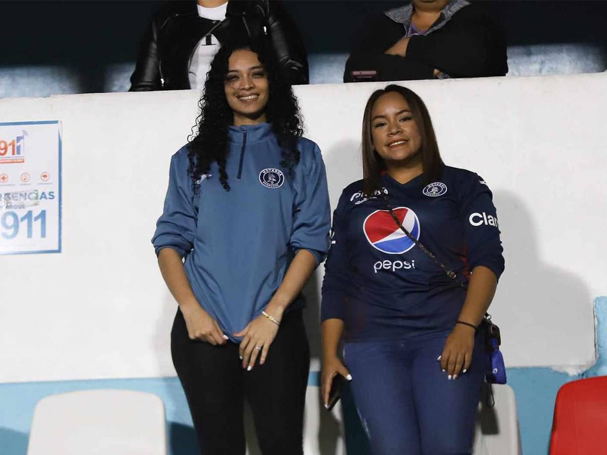 Nos trasladamos al estadio Nacional Chelato Uclés para el Motagua vs Vida. Bellas aficionadas del Ciclón, entre ellas una colocha, cautivó en el sector de silla. 