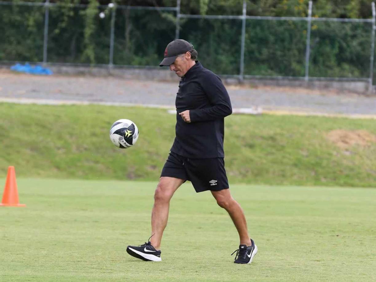 Ni los gritos y tampoco se desconcentró Pedro Troglio dominando el esférico, mismo que lo llevó a jugar con la selección de Argentina y a nivel internacional.