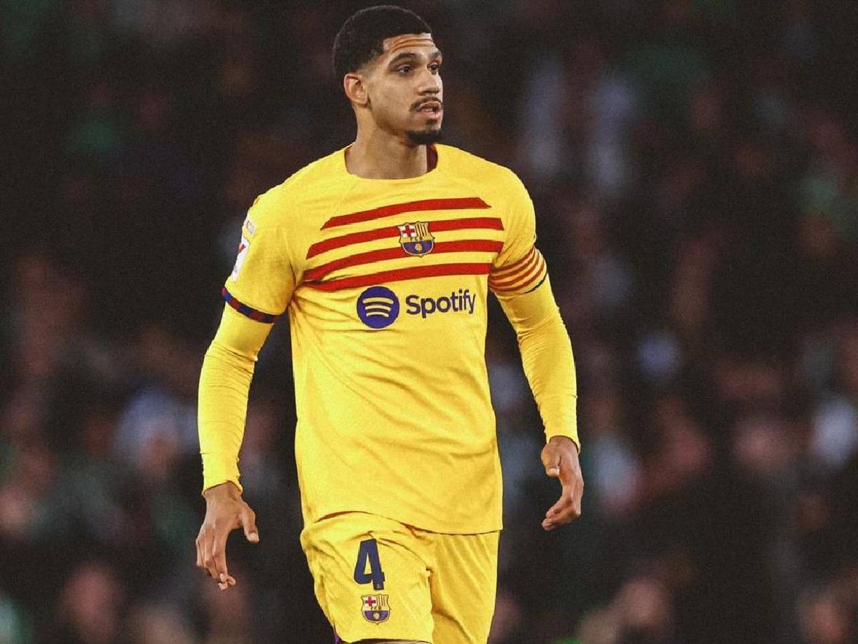 Ronald Araujo es uno de los jugadores que apunta a salir del Barcelona y según David Bernabéu famoso seguidor de los azulgranas , el club le habría pedido a su jugador un ligero esfuerzo económico para su renovación.