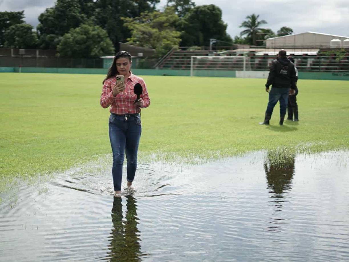Claudia Torres, periodista de Grupo OPSA, dio cobertura a los trabajos que se están realizando en el estadio Rubén Deras.