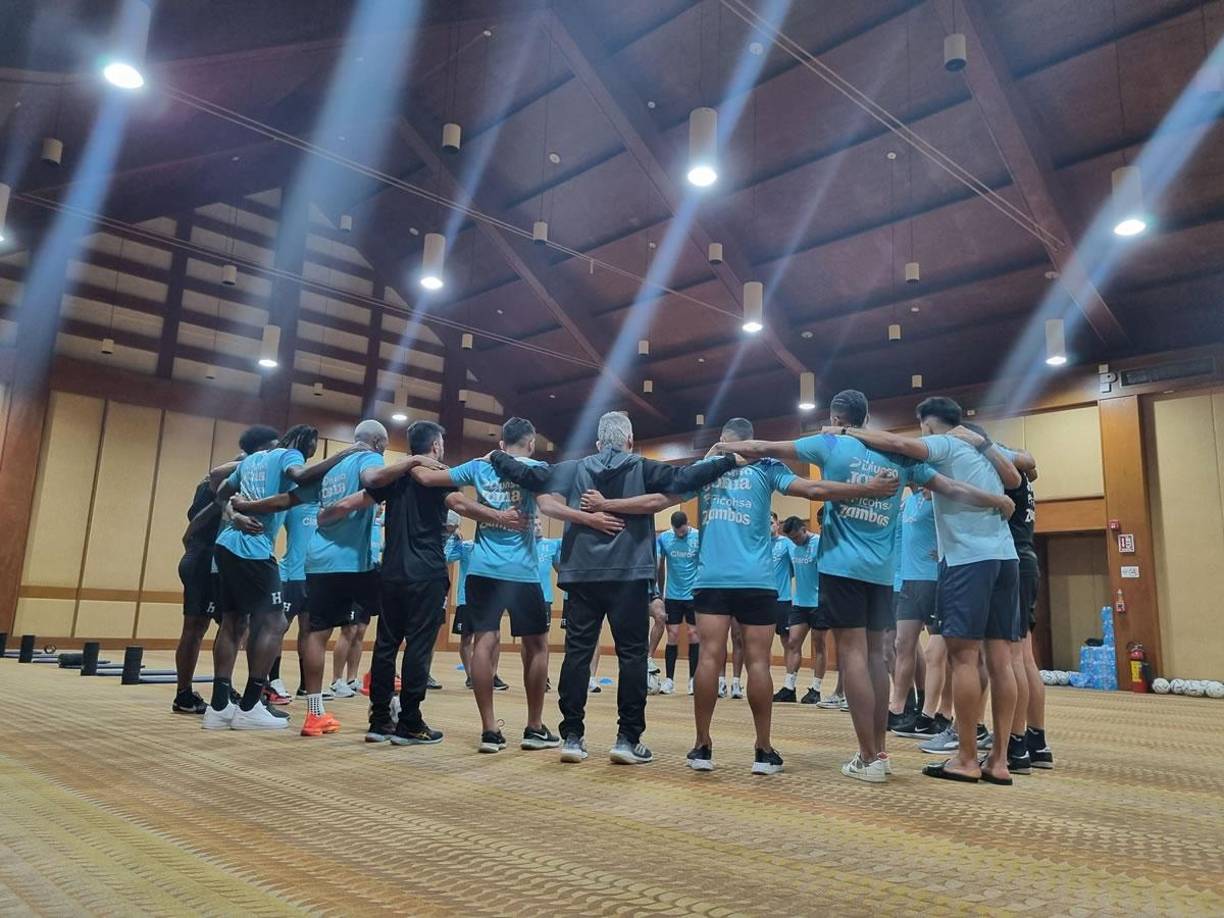 Antes de salir al entrenamiento, Reinaldo Rueda y sus muchachos realizaron una oración en el hotel de concentración tras la llegada a Cuernavaca.