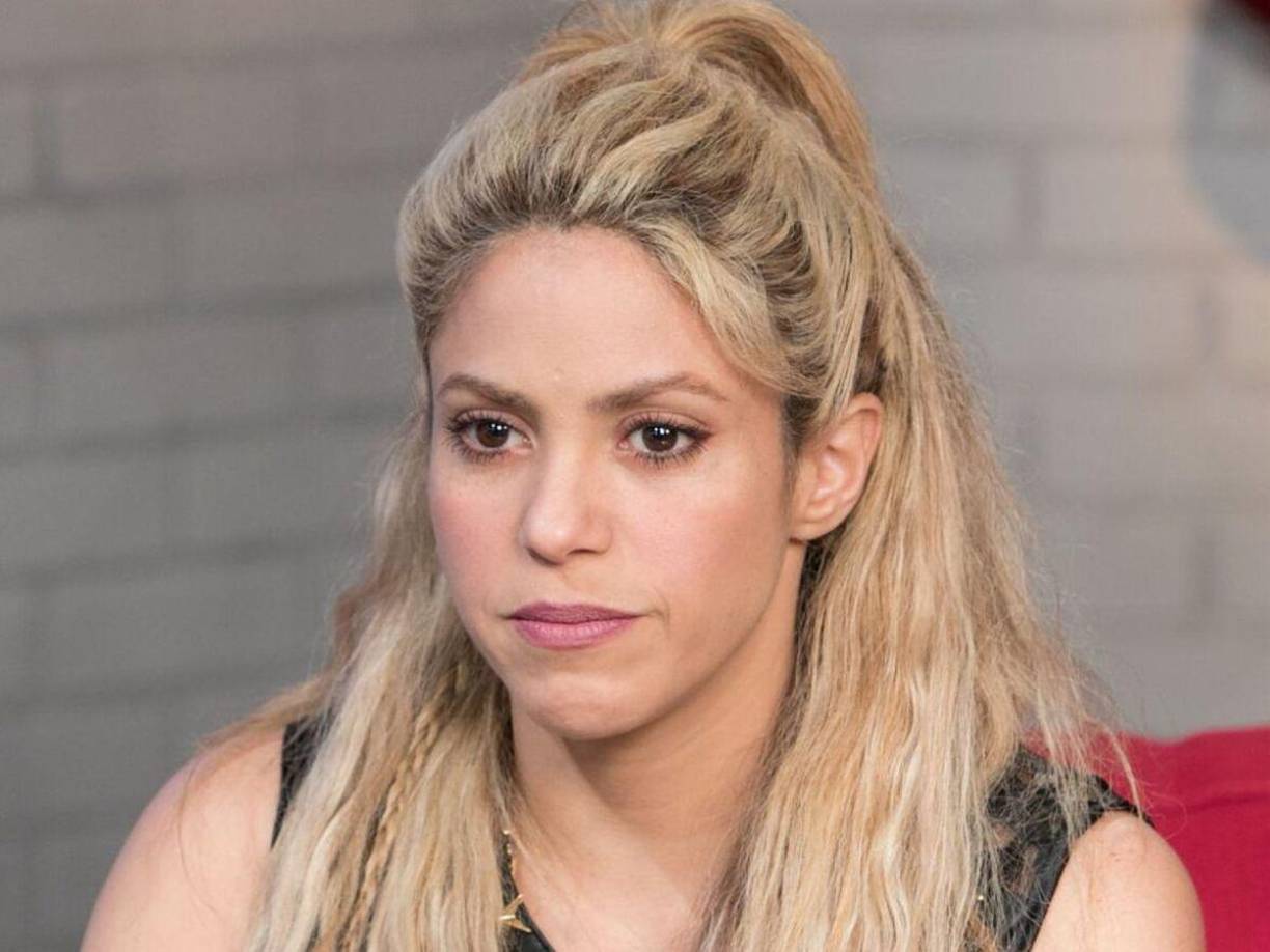 Difundieron fotografías de Shakira muy triste luego de una llamada telefónica mientras estaba acompañada de unas amigas.