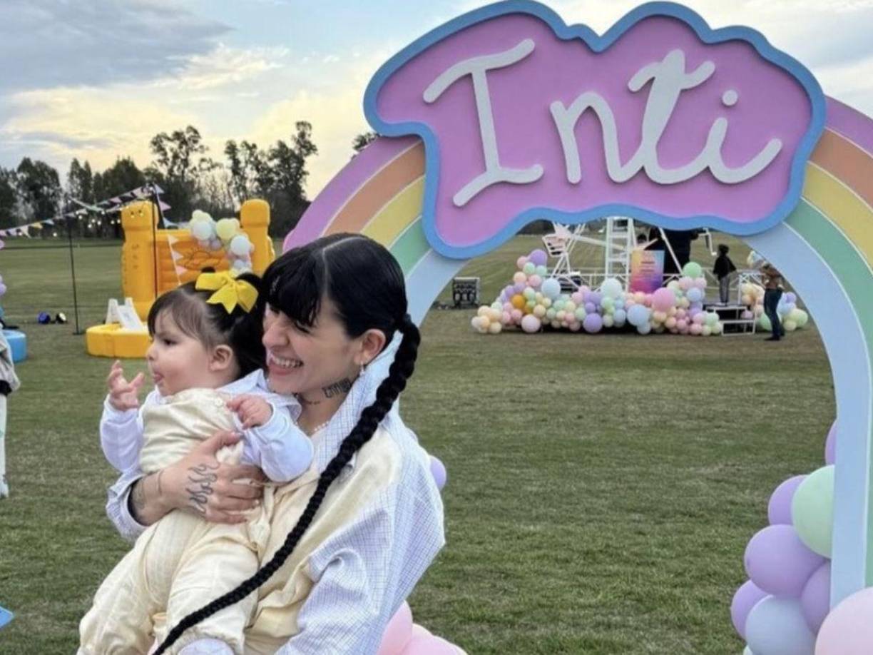 Cazzu dejó boquiabiertos a todos con la más reciente celebración del primer cumpleaños de la bebé que tuvo con Christian Nodal. La rapera argentina compartió en redes sociales los mejores momentos de la fiesta de su pequeña.