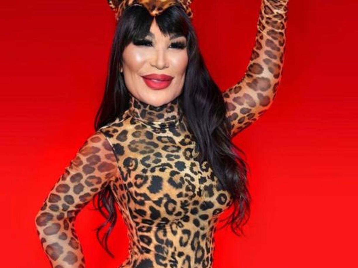 Lyn May nunca se esforzó por mantener en secreto la relación que tuvo con Vicente Fernández cuando él ya estaba casado con Cuquita Abarca; sin embargo, en esta ocasión la vedette contó una anécdota curiosa que hasta el momento casi nadie sabía: su esposo los sorprendió y no dudó en poner en paz al “Charro de Huentitán” a golpes.