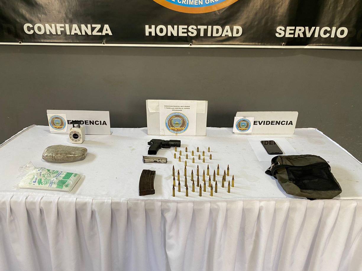  A los presuntos mareros les decomisaron droga y armas.