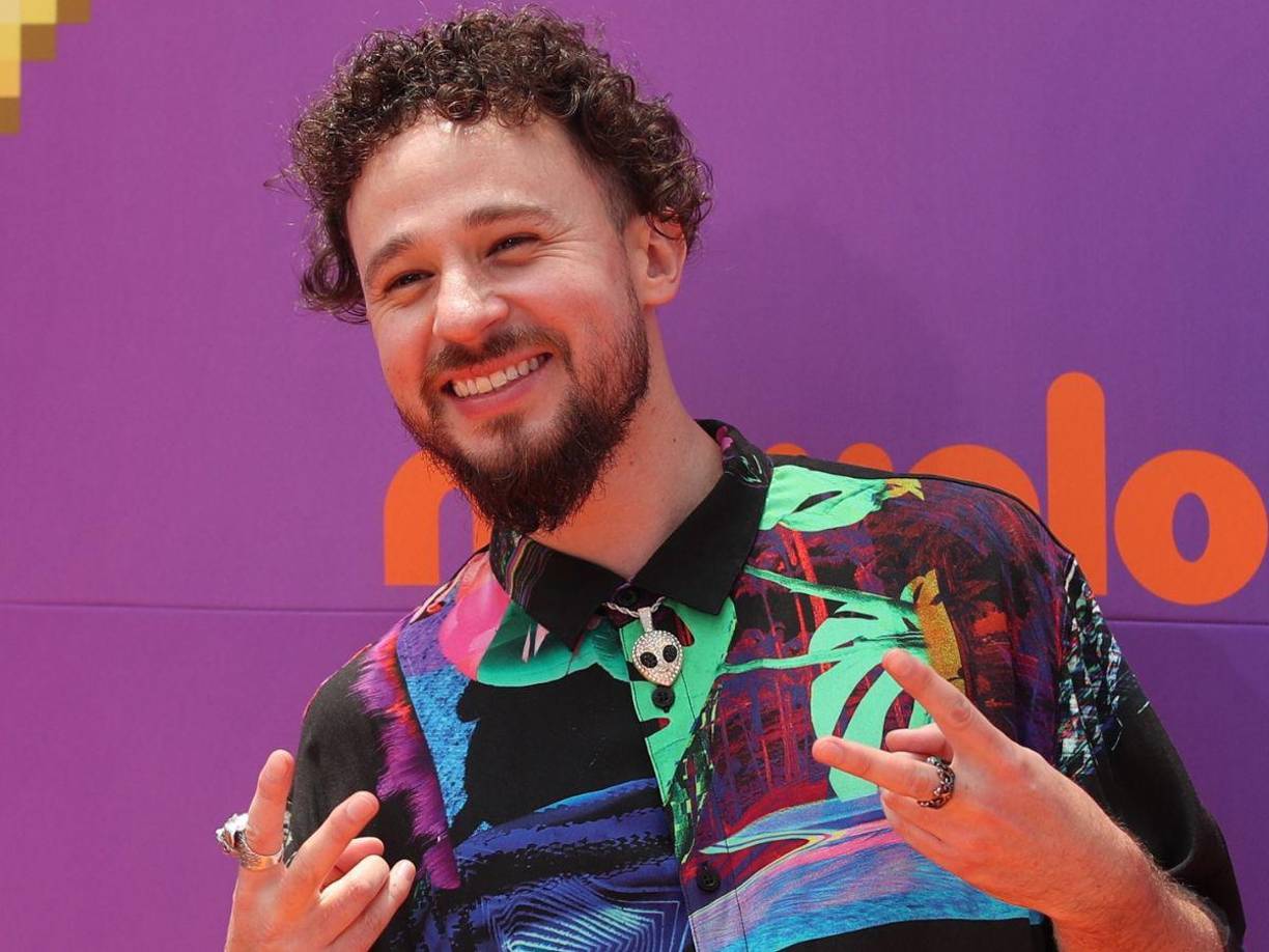 Aunque Luisito se destaca por sus videos de viajes, exploración de culturas y gastronomía, no ha estado libre de la polémica debido a que en ocasiones ha emitido polémicas opiniones sobre temas políticos y sociales que internautas han considerado sesgadas, poco objetivas e incluso tendenciosas.