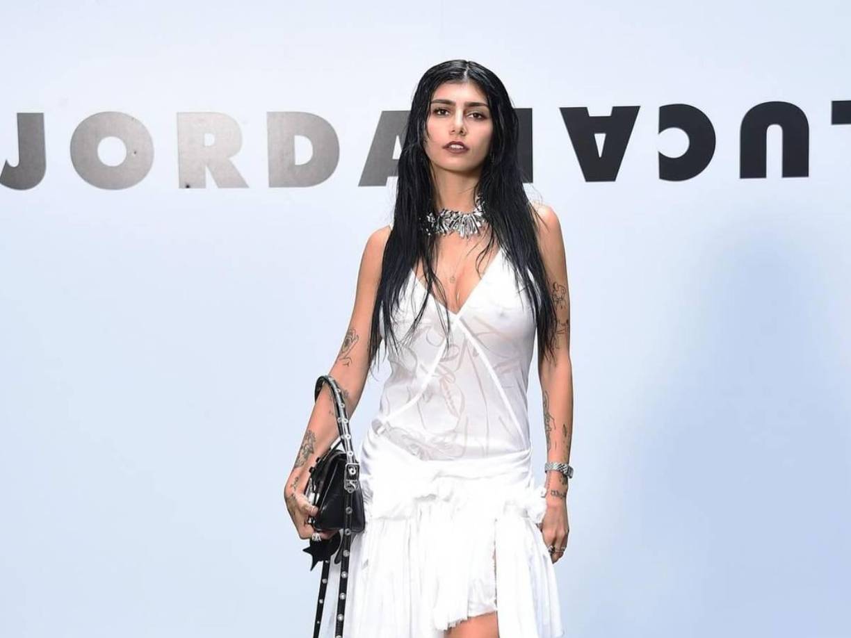 “Para aclarar las cosas: no estoy saliendo con nadie, y si lo estuviera, ciertamente no sería con alguien que no tenga la edad suficiente para recordar dónde estaba el 11 de septiembre”, aclaró Mia en su cuenta de ‘X’.