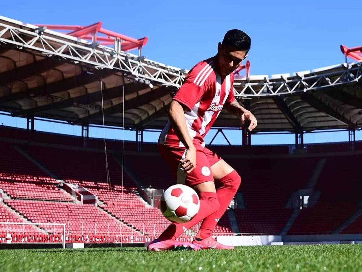 Luis Palma se animó a dar toquecitos con el balón en su presentación con el Olympiacos.