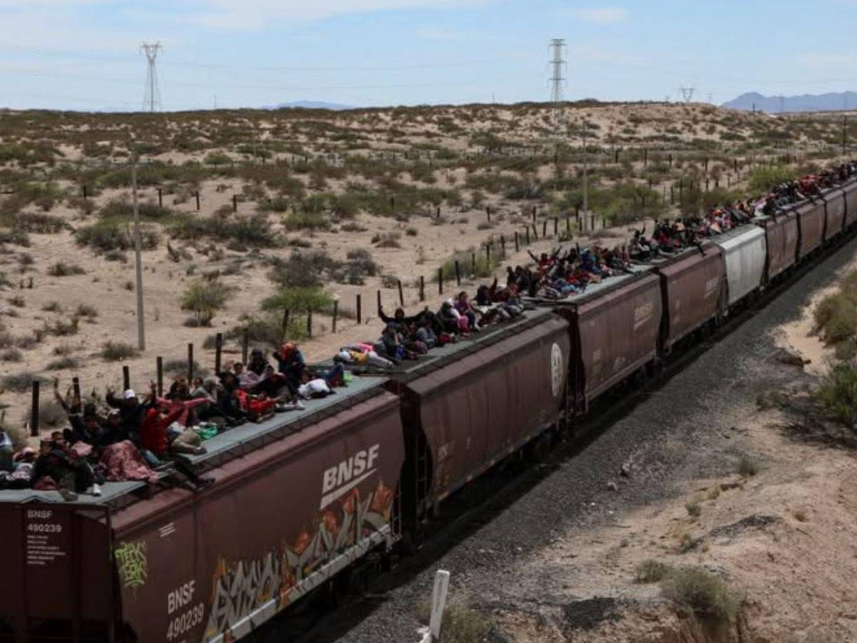 Padre e hijo de un año que buscaban el sueño americano perdieron la vida al caer de un tren en México.