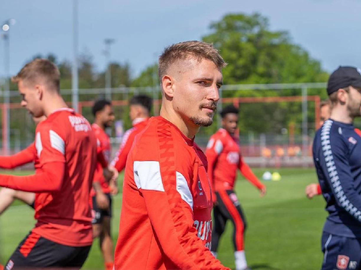 “Cometí un error...He debilitado al equipo y me preparé para el gran torneo. Me castigué a mí mismo. Gracias a todos los que me ayudan, especialmente a mi familia y a los más cercanos”, arrancó en su comunicado.