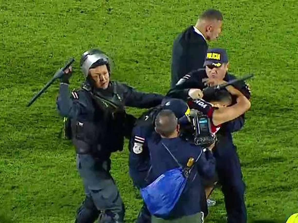 Los miembros de seguridad agredieron a los aficionados que se metieron a la cancha.