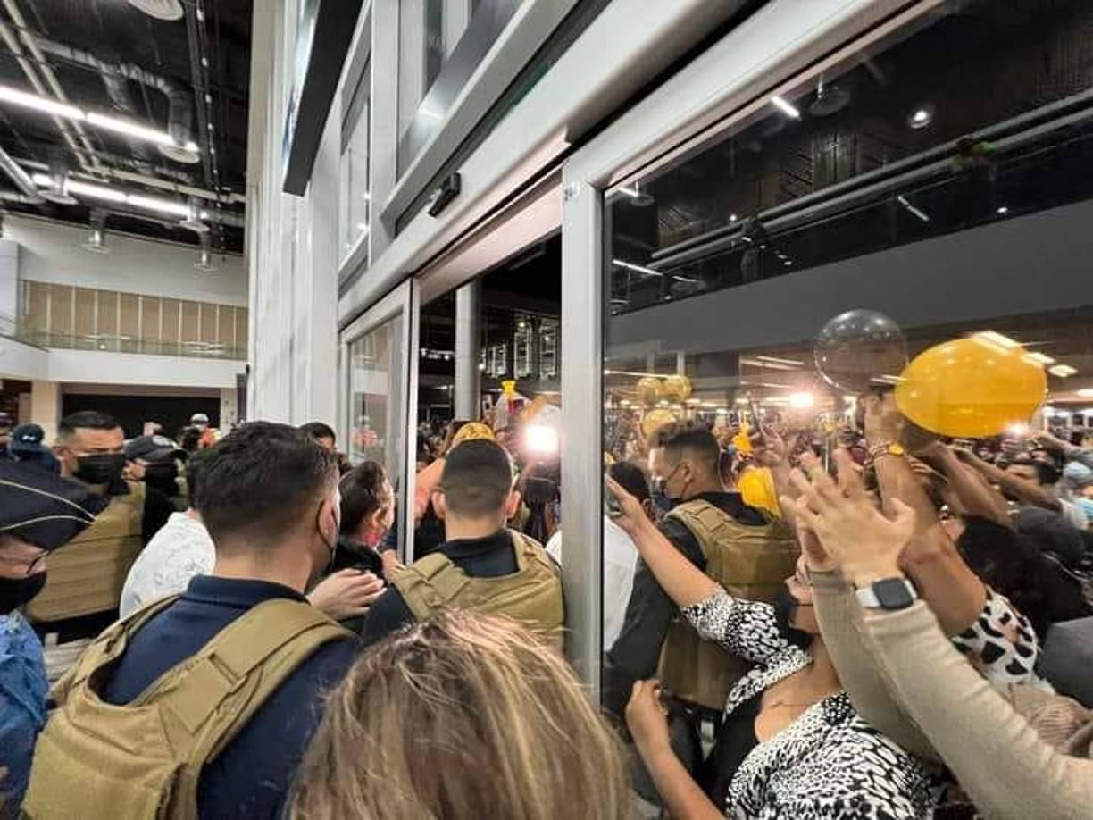 Cesia Sáenz tuvo una agenda bastante apretada, pues anoche antes de volar a Honduras, participó en los Kids’ Choice Awards México. 