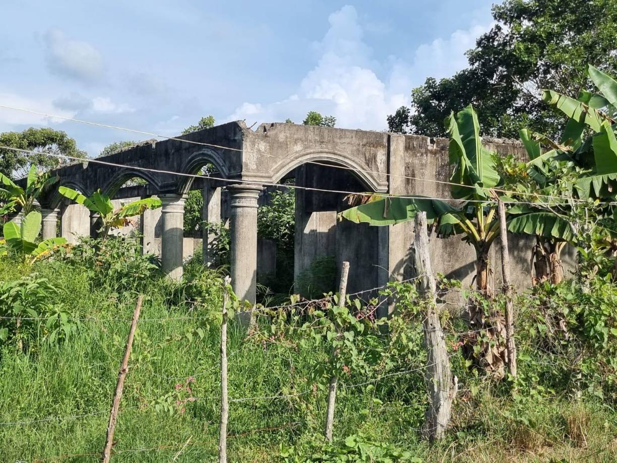 Otra de las casas del Negro Lobo que quedó sin concluir tras su captura en 2014, hoy solo están las ruinas. 