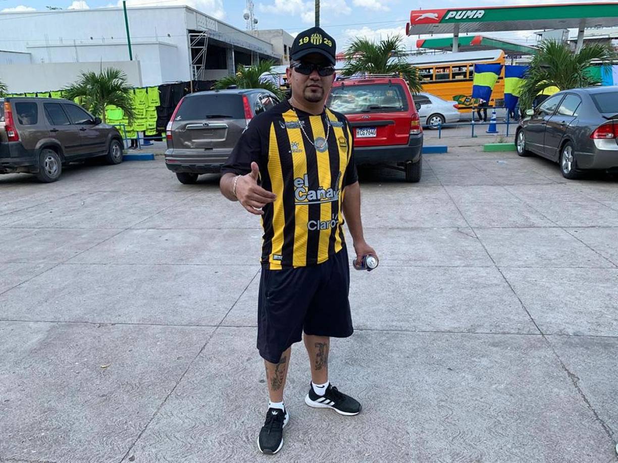 Ambiente del Olancho-Real España: bella novia de jugador y presentadora